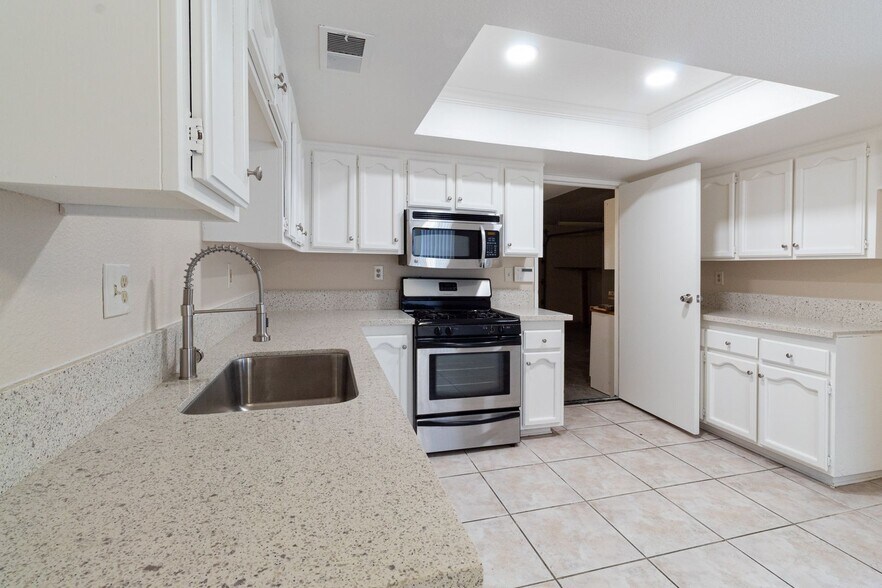 Building Photo - 18412 Patterson Ln