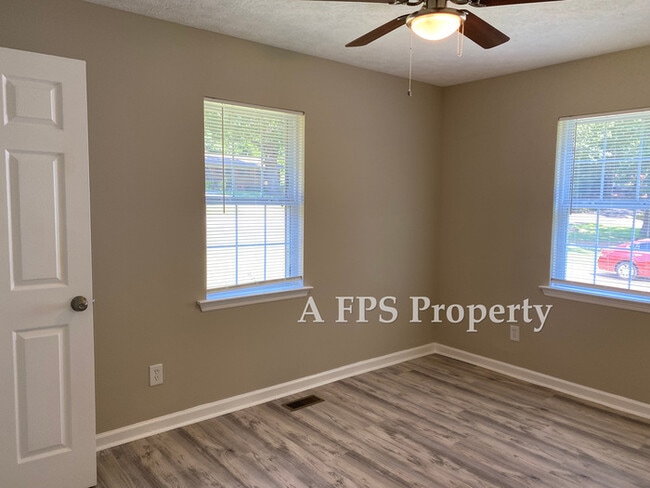 Building Photo - 184 Pine St SW