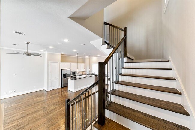 Building Photo - 5521 Larkin St