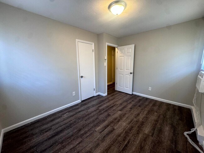 Building Photo - 927 Fiske Dr