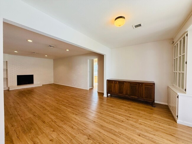 Building Photo - Classic McNeil Estates Ranch-style home-ALL UTILITIES, POOL AND LANDSCAPING INCLUDED WITH RENT!