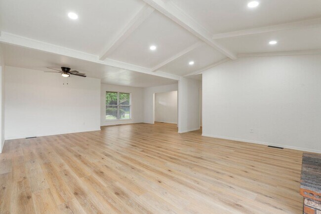 Building Photo - 3 Bed | 2 Bath near Downtown Tulsa!