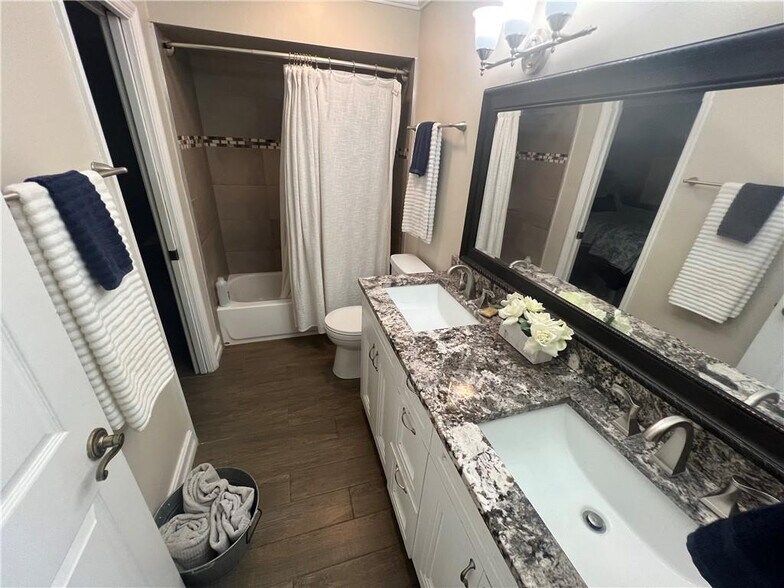 Building Photo - 5068 Beechwood Rd