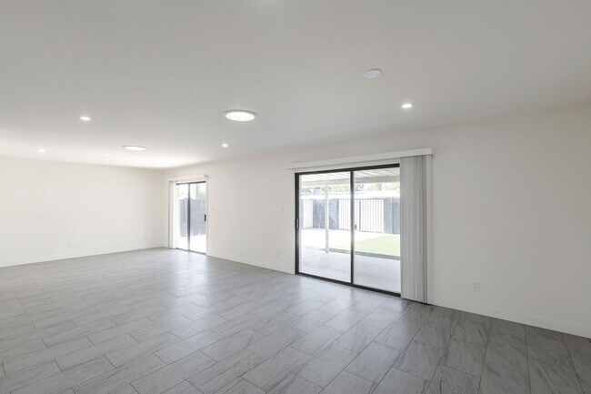 Building Photo - Amazing 6 Bed remodeled house at ASU