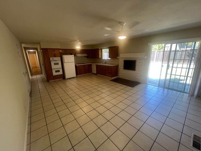 Building Photo - Spacious 4 bed 2 bath home in Fremont. Exc...
