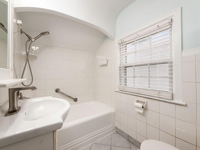 Building Photo - 495 Northview Dr