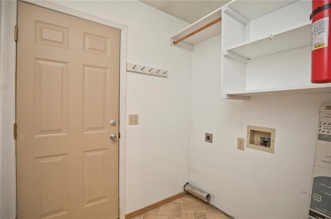 Building Photo - 5905 Sara St