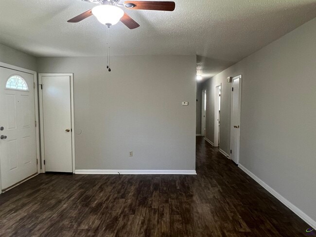 Building Photo - 211 Laverne Dr
