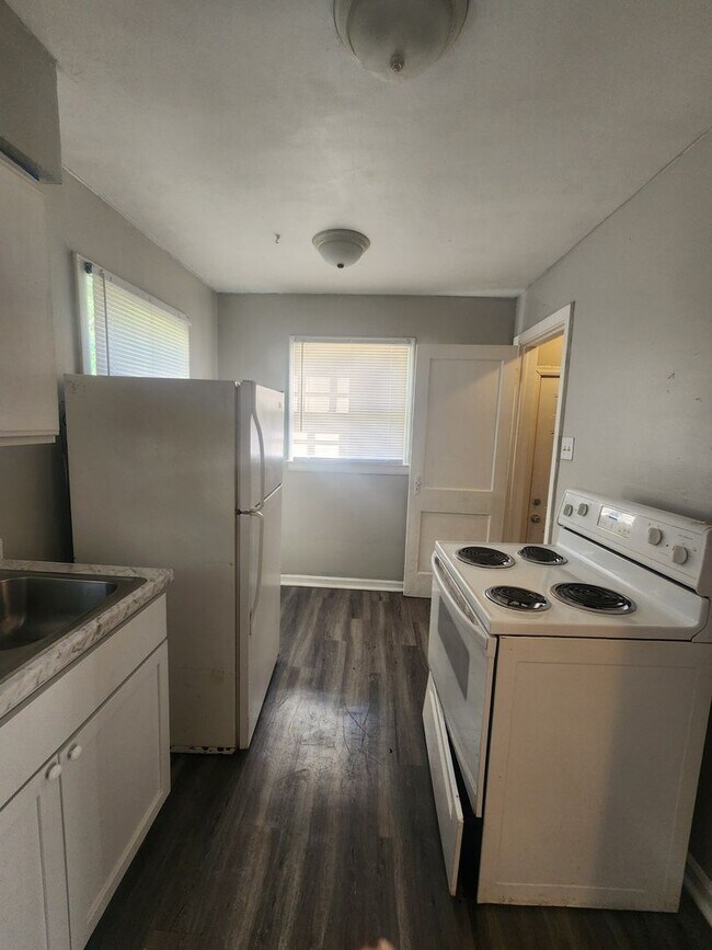 Building Photo - Newly Remolded Spacious Two Bedroom Single Family Near 38th and Sherman