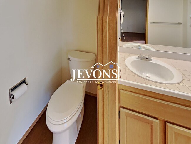 Building Photo - Fabulous 2 Bedrooms, 2 Bathroom, Top-Floor Condo in Klahanie