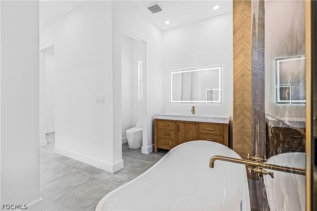 Building Photo - 512 NW 35th Pl