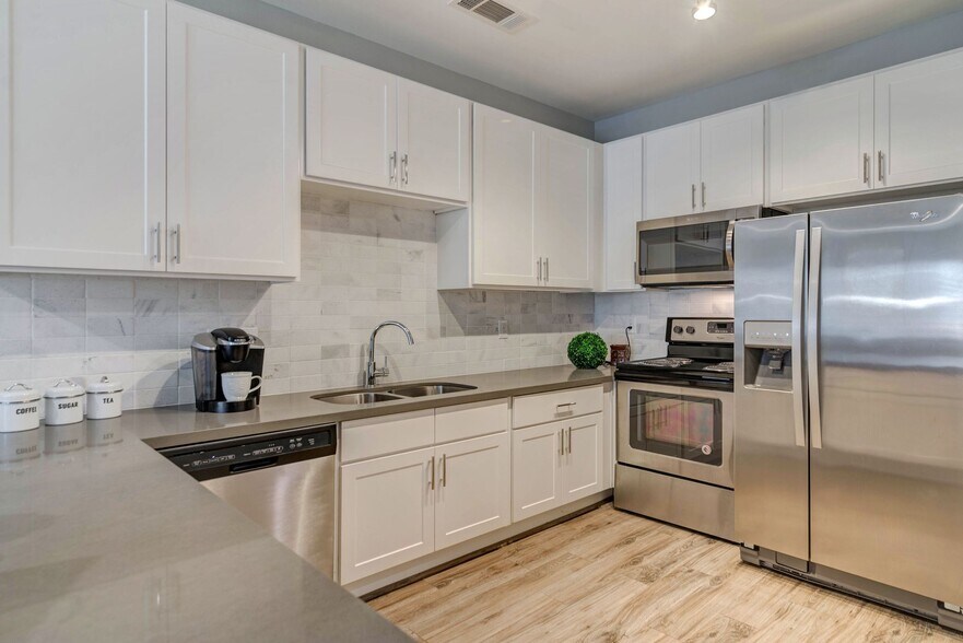 Regal Parc apartments — community photo - Regal Parc