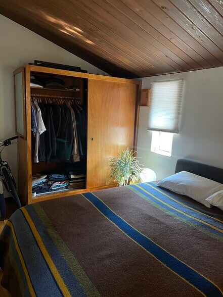 Building Photo - 3246 NE 85th St