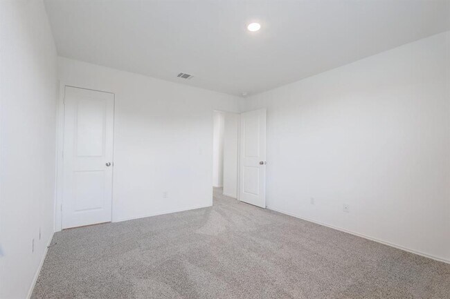 Building Photo - 323 Mineral Springs Dr