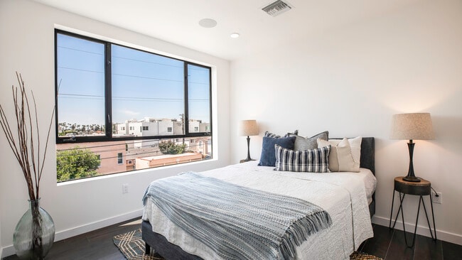 Building Photo - 1301 Tamarind Ave