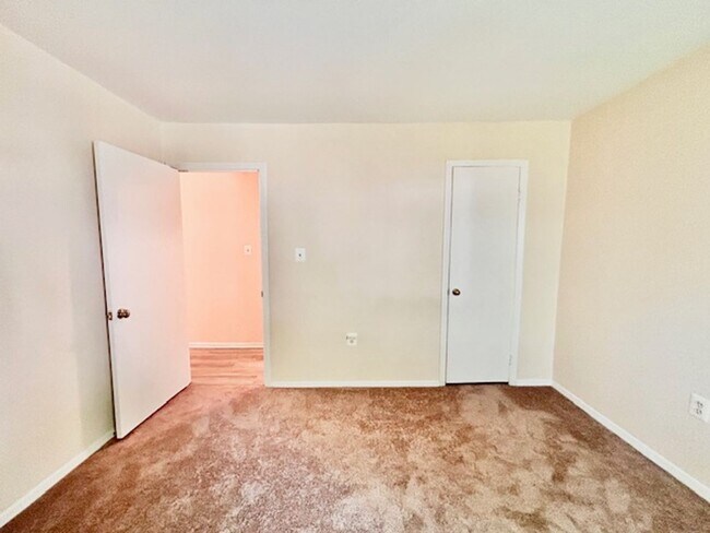 Building Photo - Cozy Oasis in Rockville!