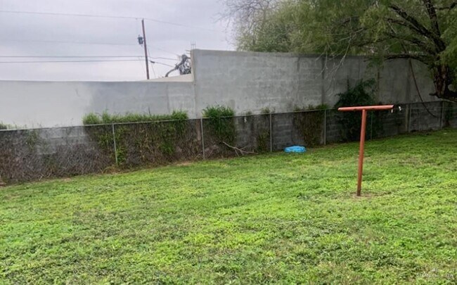 Building Photo - 11 Lima Ln