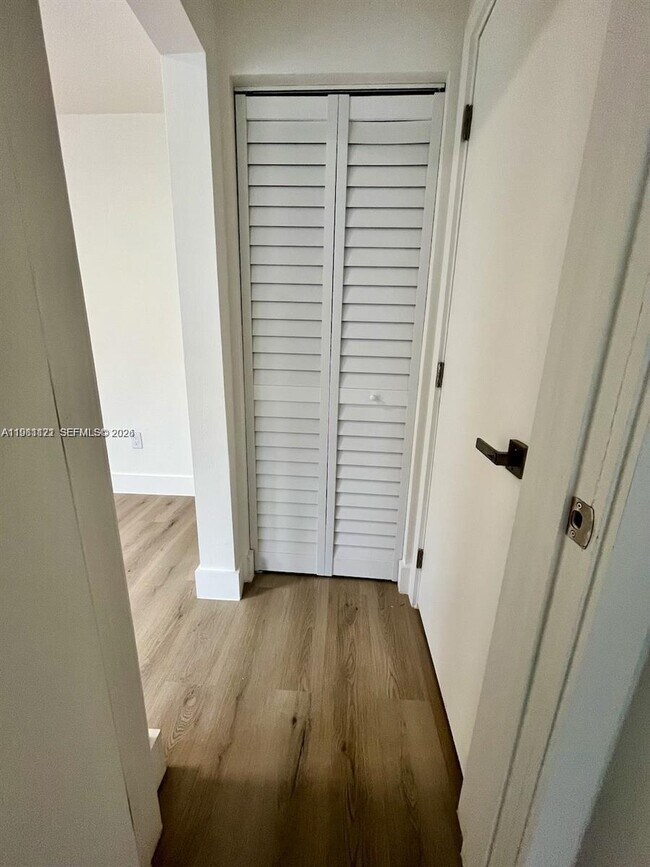 Building Photo - 833 W 39th St