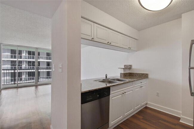 Building Photo - 1756 N Bayshore Dr
