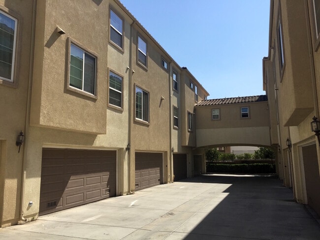 Building Photo - Quiet Otay Ranch townhouse, 3bed/3bath now available!