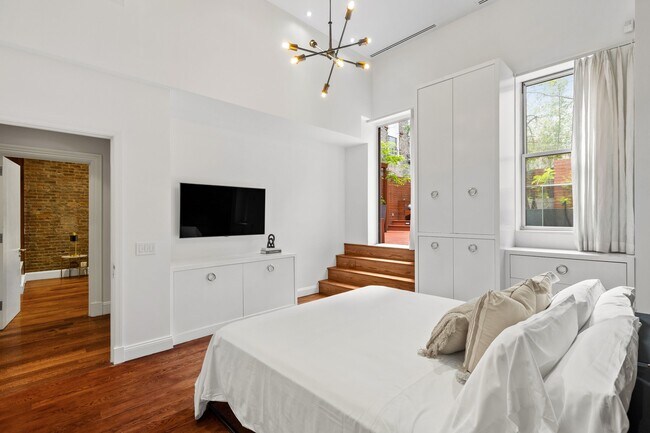 Building Photo - 10 E 14th St