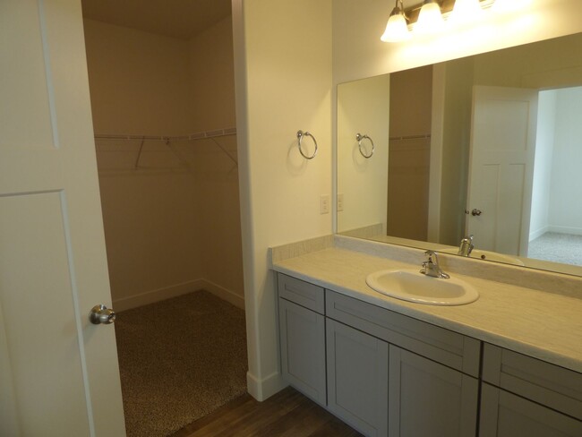 Building Photo - Like New 3 Bd 2 Ba Condo With Garage