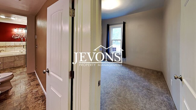Building Photo - Charming 3-bedroom home with fenced backya...