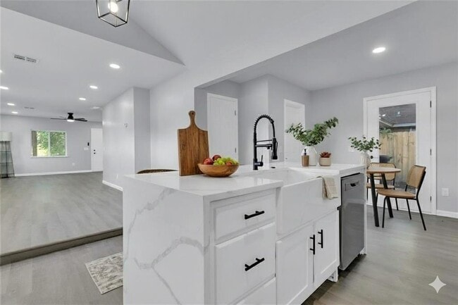 Building Photo - 544 N Elm Ave