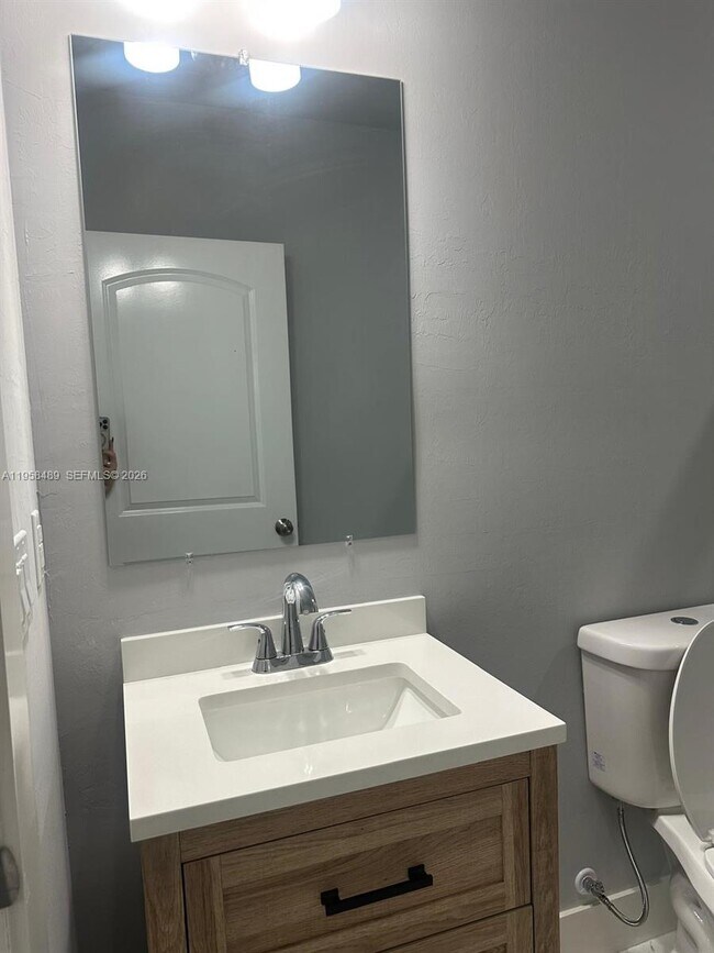 Building Photo - 868 Cervantes St E