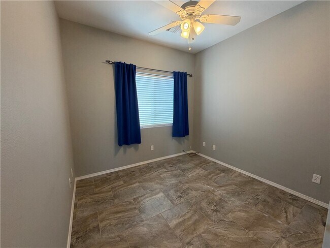 Building Photo - 1903 E La Entrada Pl