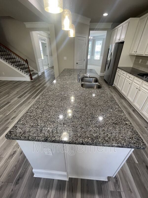 Building Photo - 5180 Mirror Lake Dr