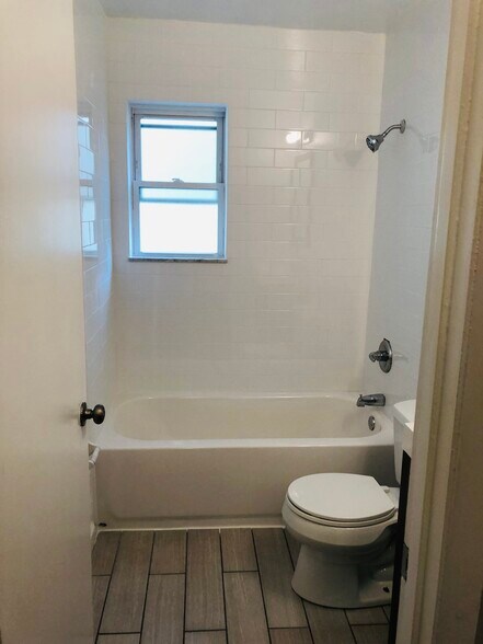 Building Photo - 2116 Kemper Ln