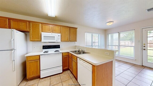 Building Photo - 915 Bougainvillea St