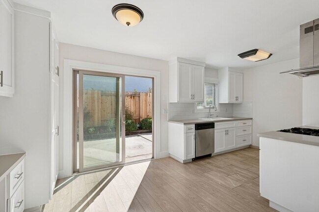 Building Photo - 2048 Garden Ln