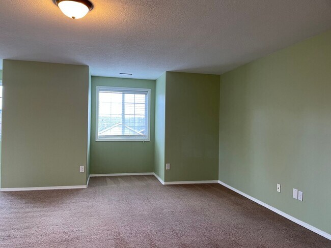 Building Photo - HALF MONTH FREE OF RENT Spacious 5 Bedroom Home! Granite Counters! Pet friendly! Tons of Room for...