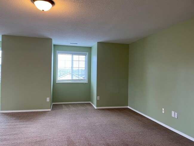 Building Photo - Spacious 5 Bedroom Home! Granite Counters! Pet friendly! Tons of Room for Entertaining!