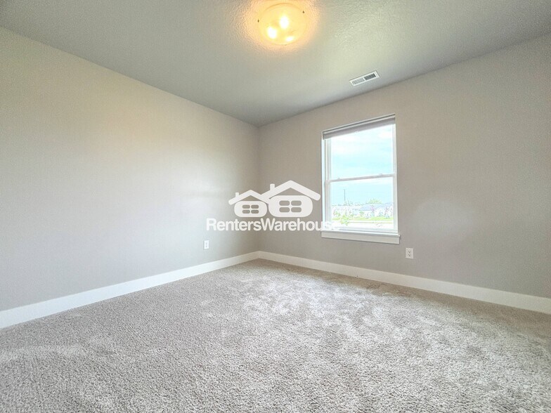 Building Photo - 15231 Deerview Dr