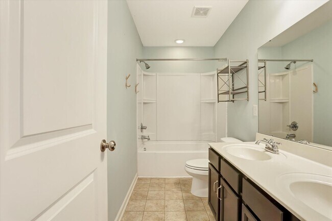 Building Photo - Cute 3 bedroom 2 bath