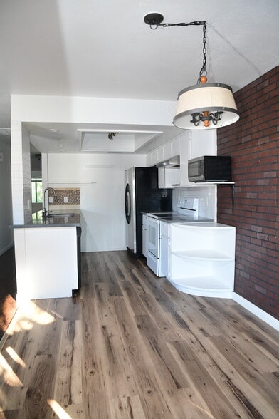 Building Photo - 925 Willow Tree Dr