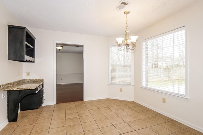 Building Photo - 207 E Pecan Valley St