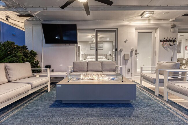 Building Photo - 2005 N Riverside Dr