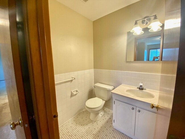 Building Photo - 2 Bed/1.5 Bath Ground floor