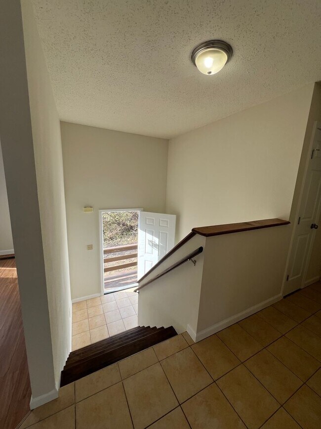 Building Photo - 4 bed 1.5 bath home close to I-44