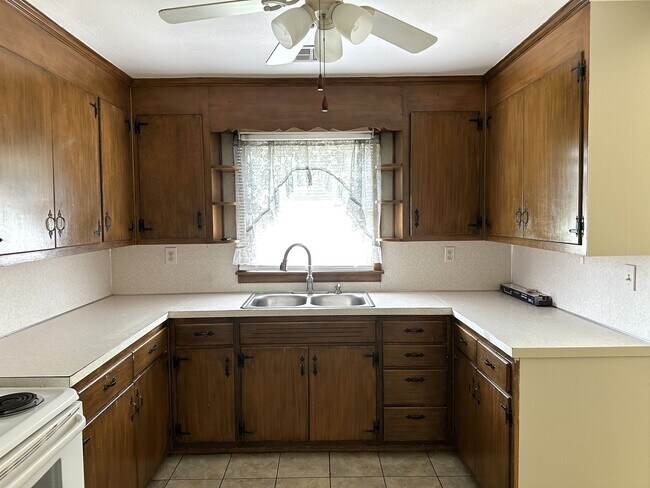 Building Photo - IMMACULATE ONE LEVEL HOME AVAILABLE IN SUR...