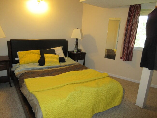 Building Photo - $1,300- 1 Bedroom, 1 Bathroom Cozy Unfurni...