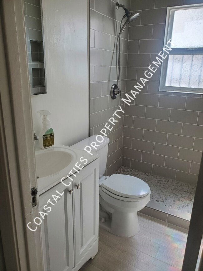 Building Photo - 185 Savona Walk