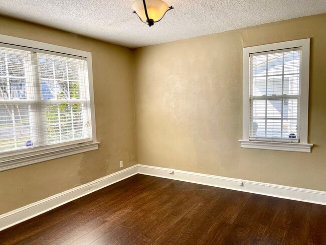 Building Photo - Stunning 3-bedroom single family home in N...