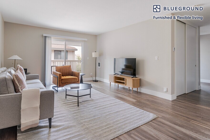 Building Photo - 950 E Hillsdale Blvd