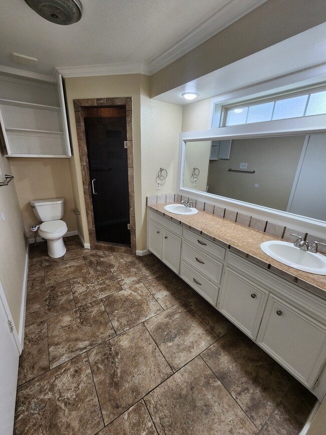 Building Photo - 4 bed 2 1/2 bath home, 2 car garage!