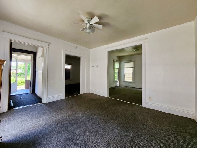 Building Photo - 5 Bedroom 2 Full Bath Houses | Front Porch | Back Yard | Off Street Parking | in-Unit Laundry